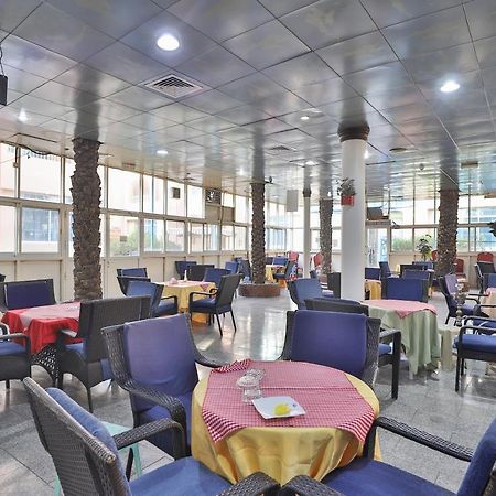 Oyo 366 Waves Hotel Ajman Bagian luar foto