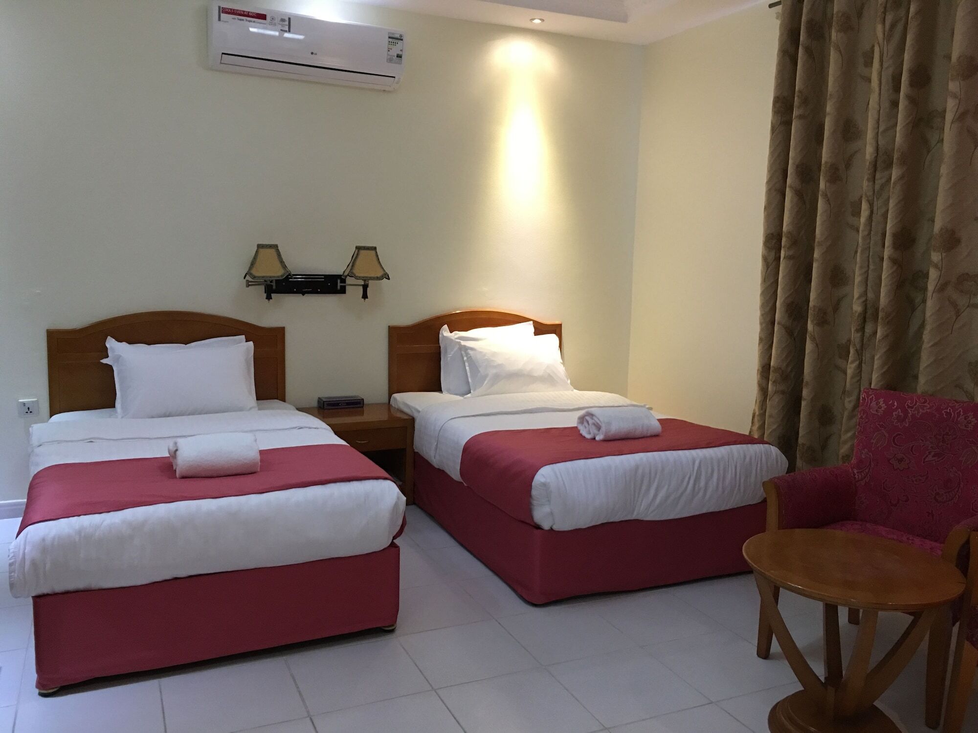 Oyo 366 Waves Hotel Ajman Bagian luar foto