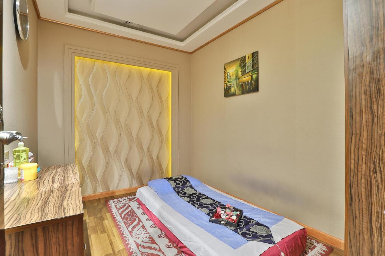 Oyo 366 Waves Hotel Ajman Bagian luar foto
