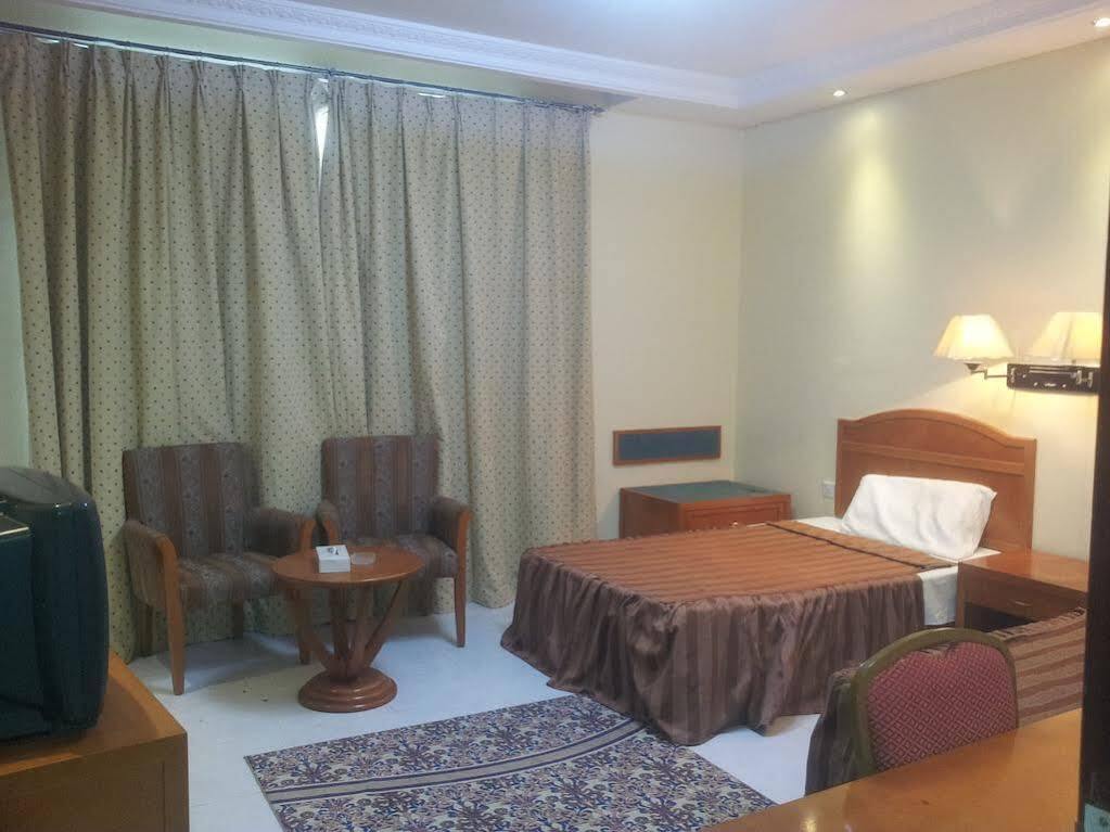 Oyo 366 Waves Hotel Ajman Bagian luar foto