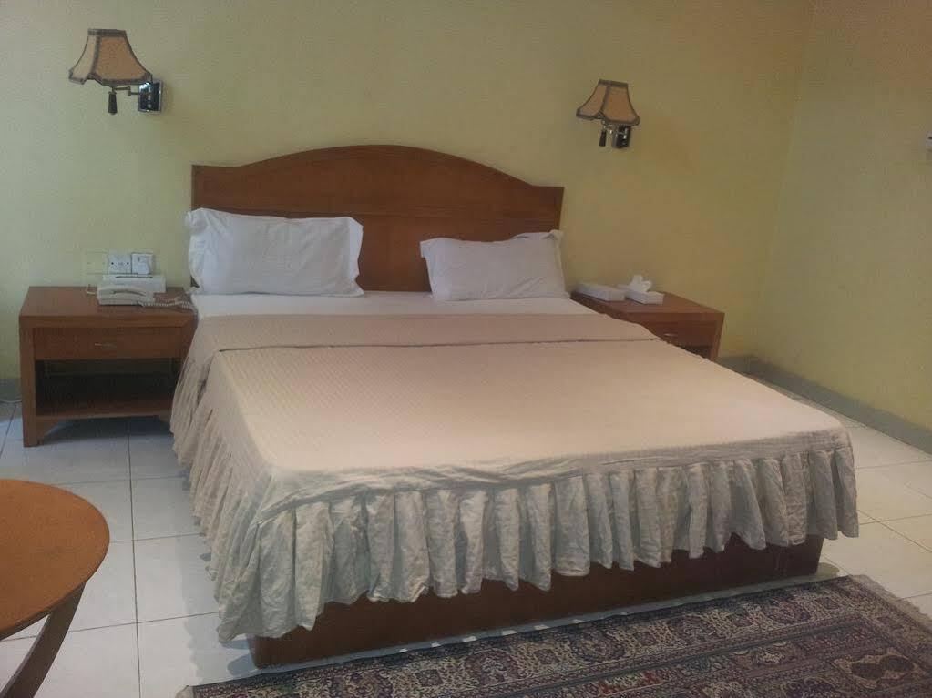 Oyo 366 Waves Hotel Ajman Bagian luar foto