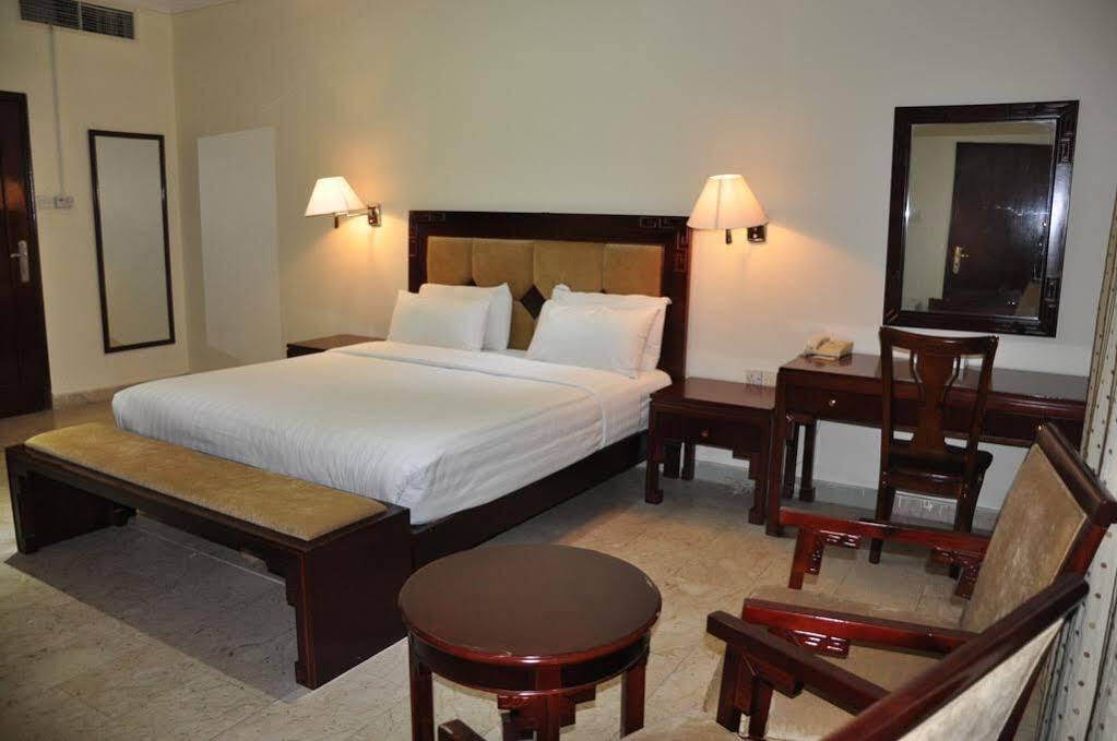 Oyo 366 Waves Hotel Ajman Bagian luar foto