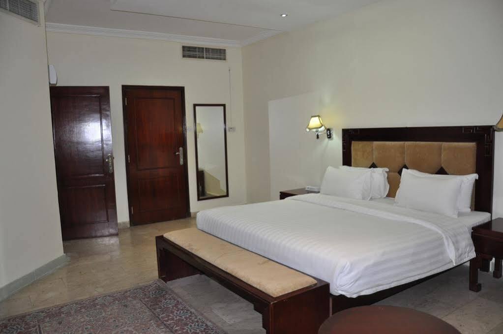 Oyo 366 Waves Hotel Ajman Bagian luar foto
